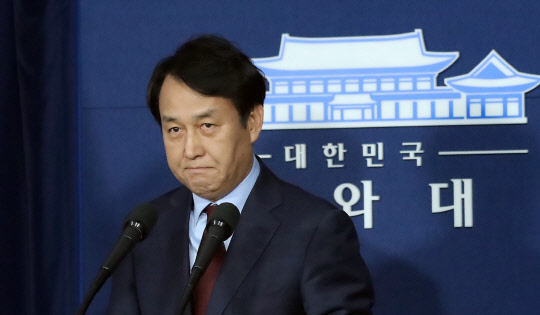 굳은 표정의 정연국 대변인      (서울=연합뉴스) 이상학 기자 = 정연국 청와대 대변인이 20일 오후 춘추관에서 '비선 실세' 최순실 국정농단 의혹 관련 검찰 중간 수사 결과 발표와 관련해 입장을 밝히기 위해 방송카메라를 바라보고 있다.  2016.11.20      leesh@yna.co.kr  (끝)